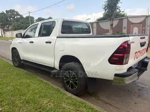Toyota Hilux Revo Double Cab Deisel 2.4 RWD 2018 Blanc cassé