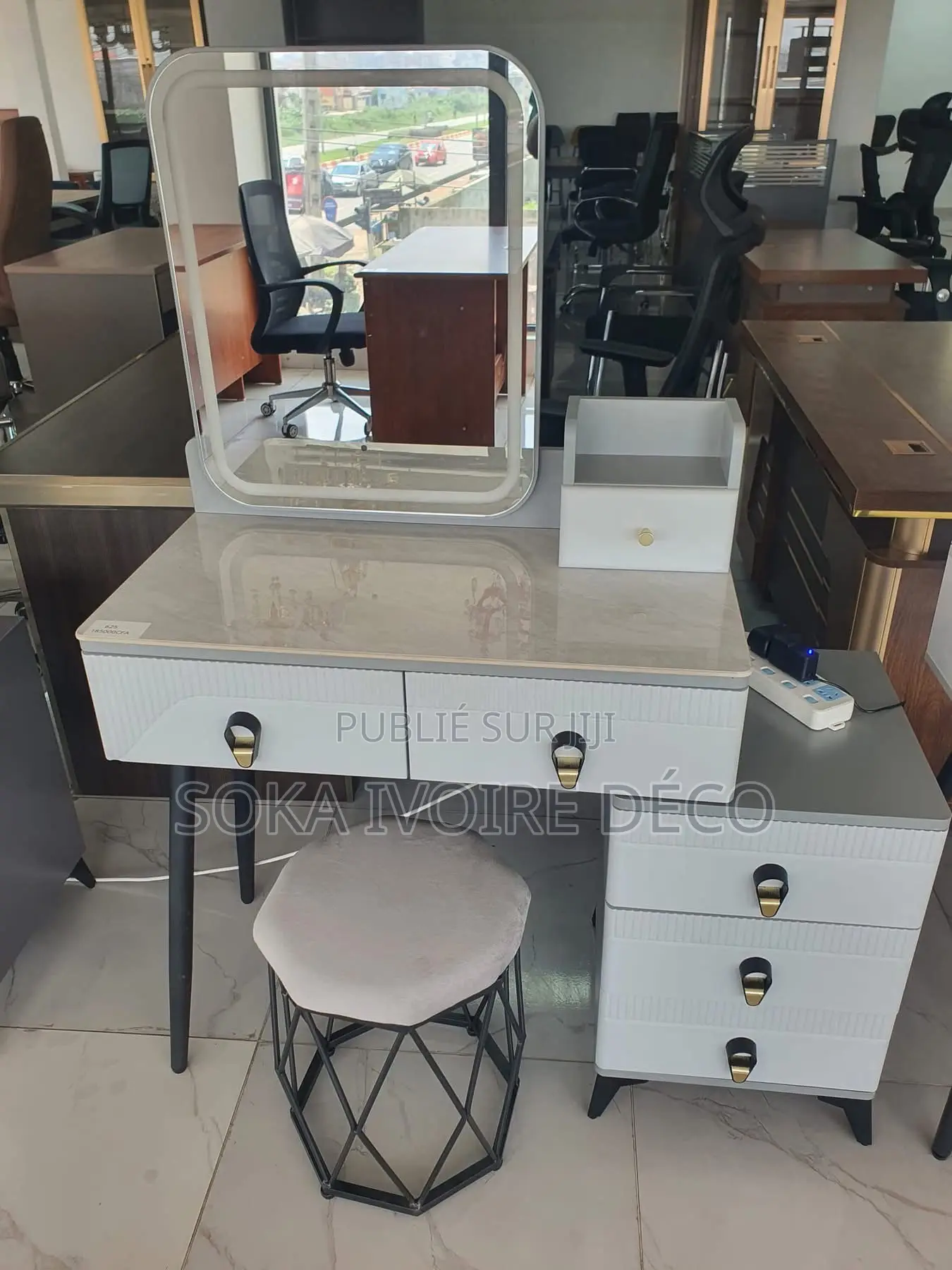 Coiffeuse Avec Tabouret Confortable