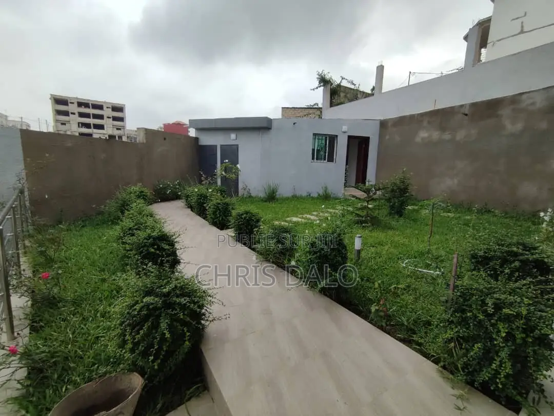 6chbre Duplex dans Solo, Cocody à Louer