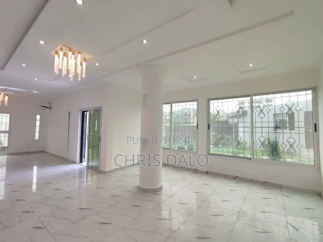 6chbre Duplex dans Solo, Cocody à Louer