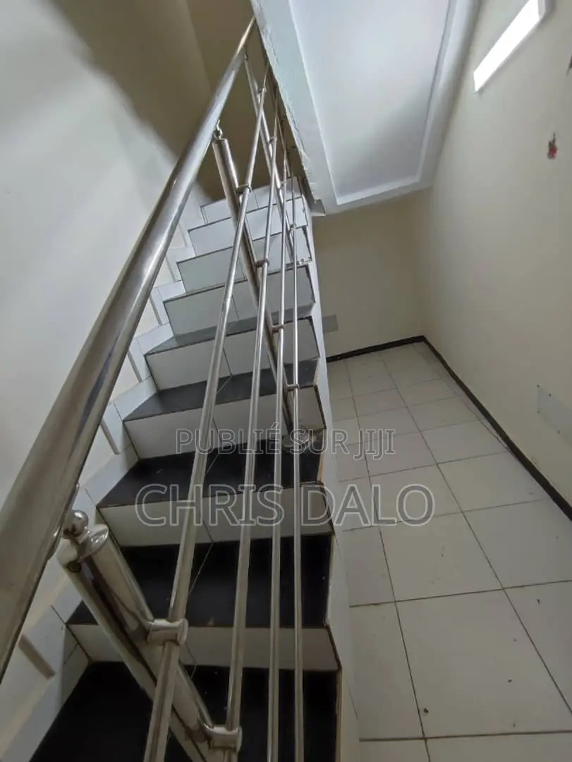 6chbre Duplex dans Solo, Cocody à Louer