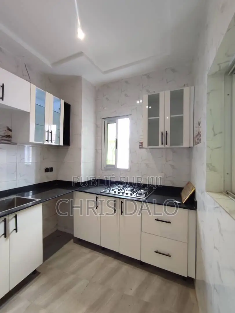 6chbre Duplex dans Solo, Cocody à Louer