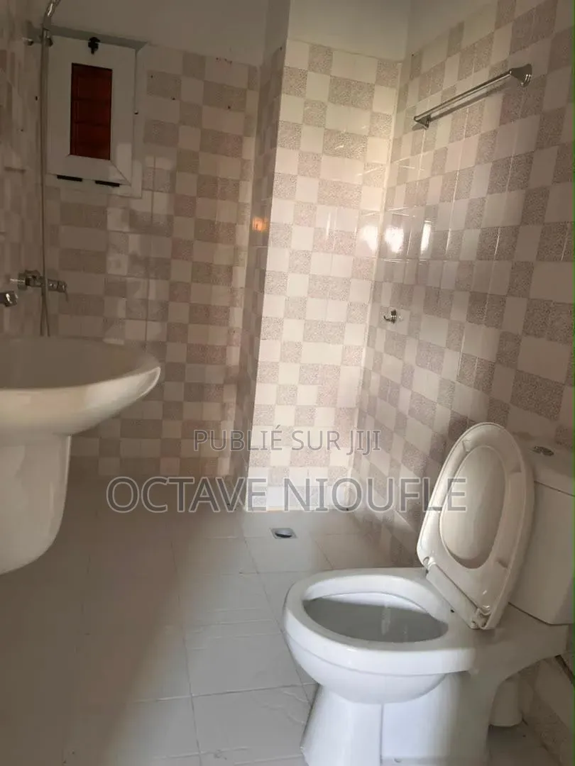 2chbre Appartement dans Terre De Grace, Cocody à Louer