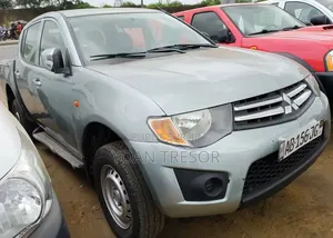 Mitsubishi L200 2012 Gris