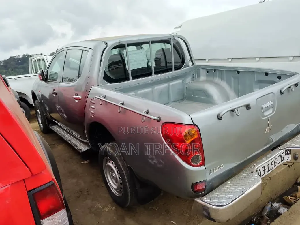 Mitsubishi L200 2012 Gris