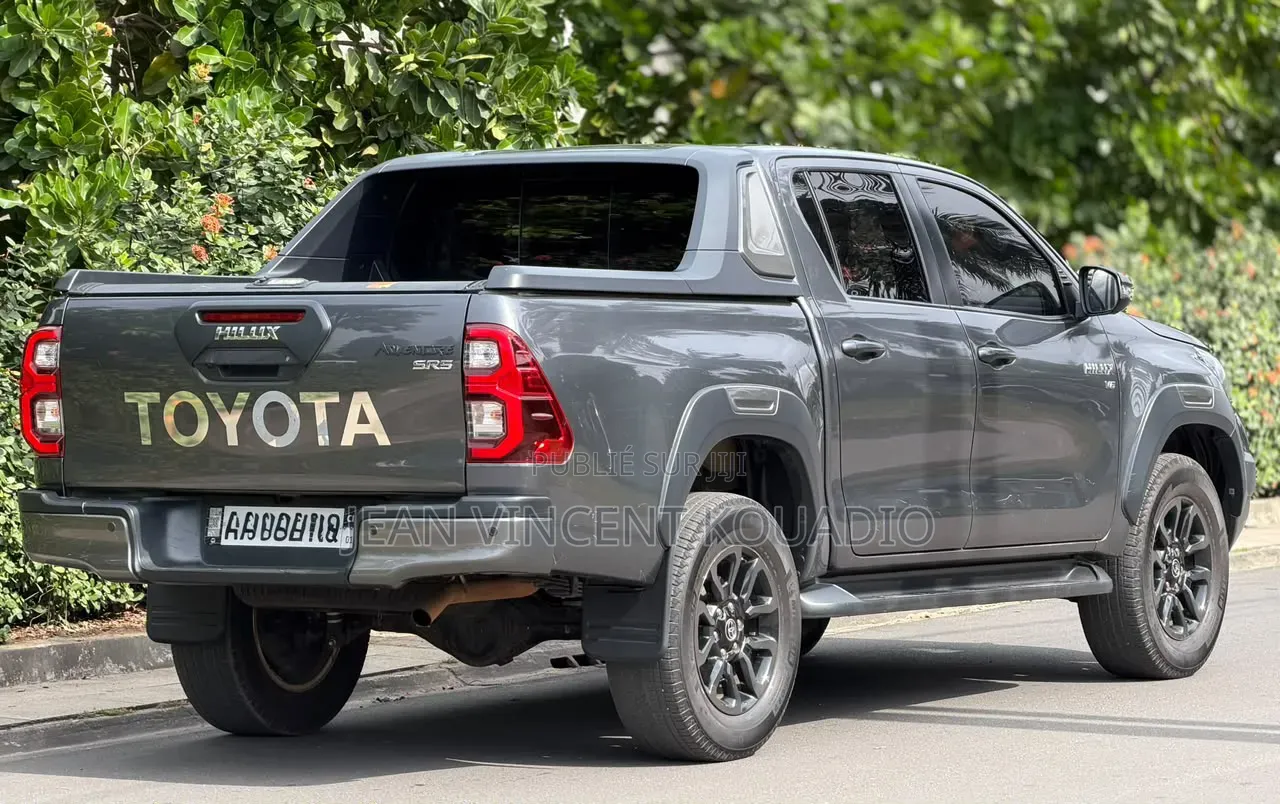 Nouveau Toyota Hilux 2024 Noir Mat