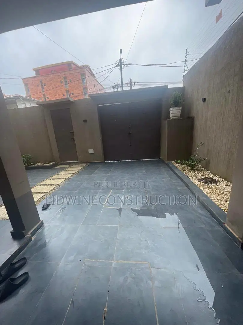 Meublé 4chbre Duplex dans Cocody à Vendre