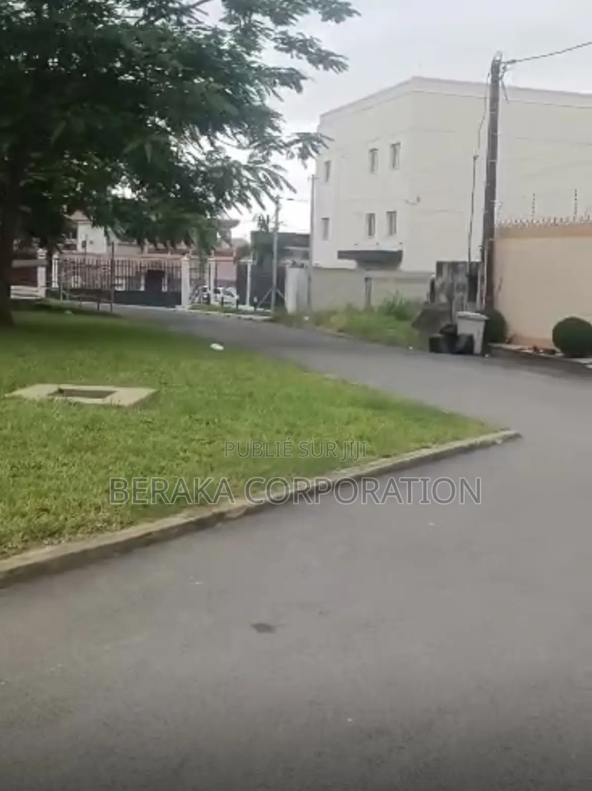Cadeau À Bonoumin Dans Une Cité Propre Et Sécurisée De 822m2