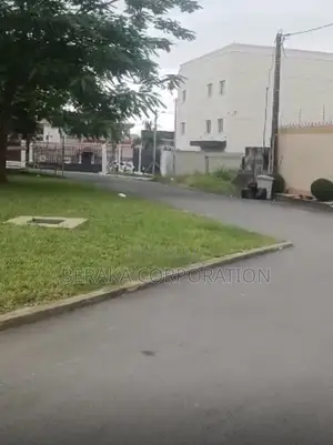 Cadeau À Bonoumin Dans Une Cité Propre Et Sécurisée De 822m2