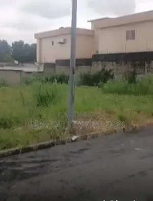 Cadeau À Bonoumin Dans Une Cité Propre Et Sécurisée De 822m2
