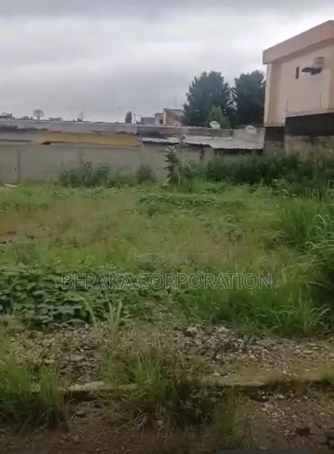 Cadeau À Bonoumin Dans Une Cité Propre Et Sécurisée De 822m2