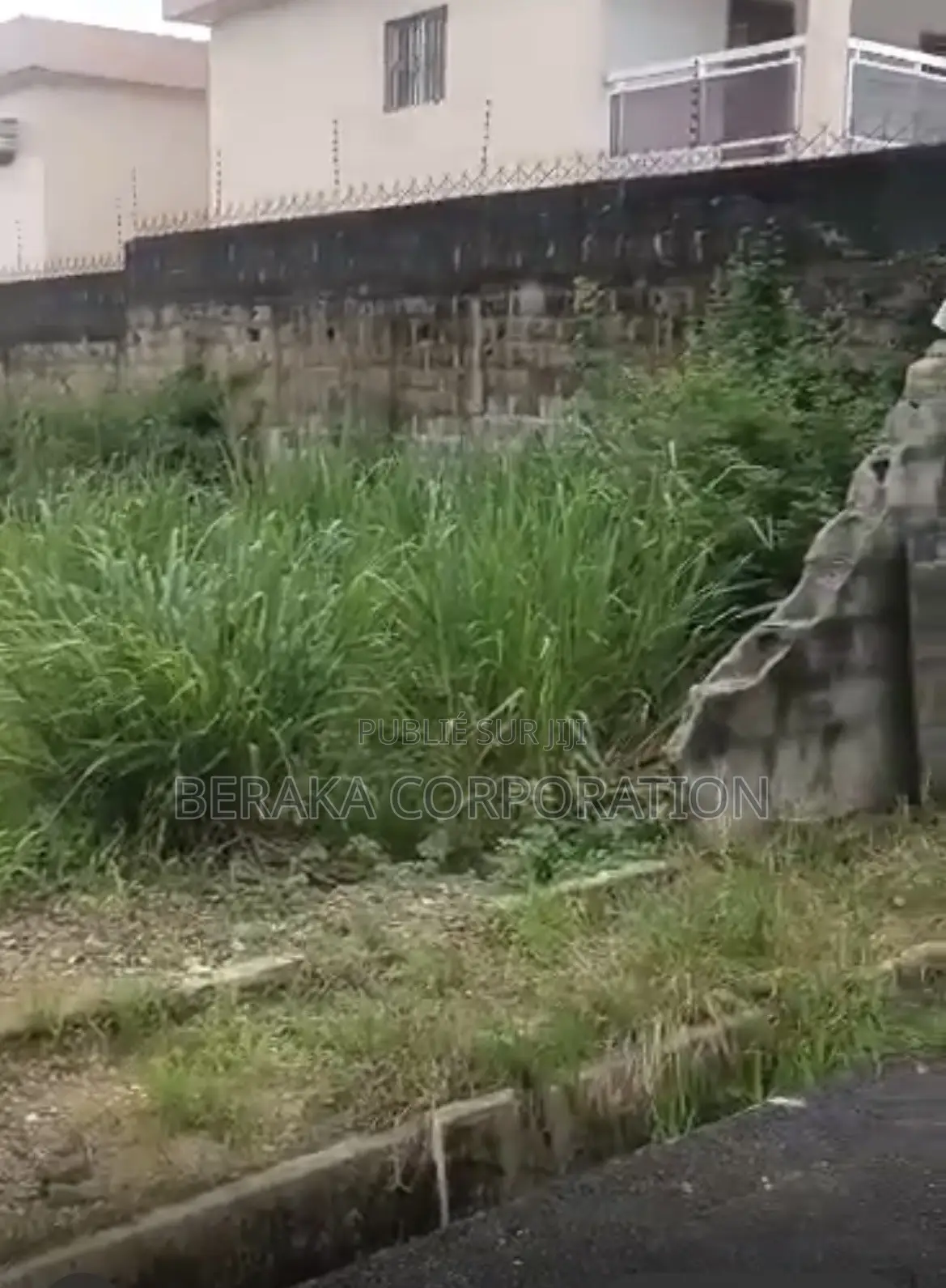 Cadeau À Bonoumin Dans Une Cité Propre Et Sécurisée De 822m2