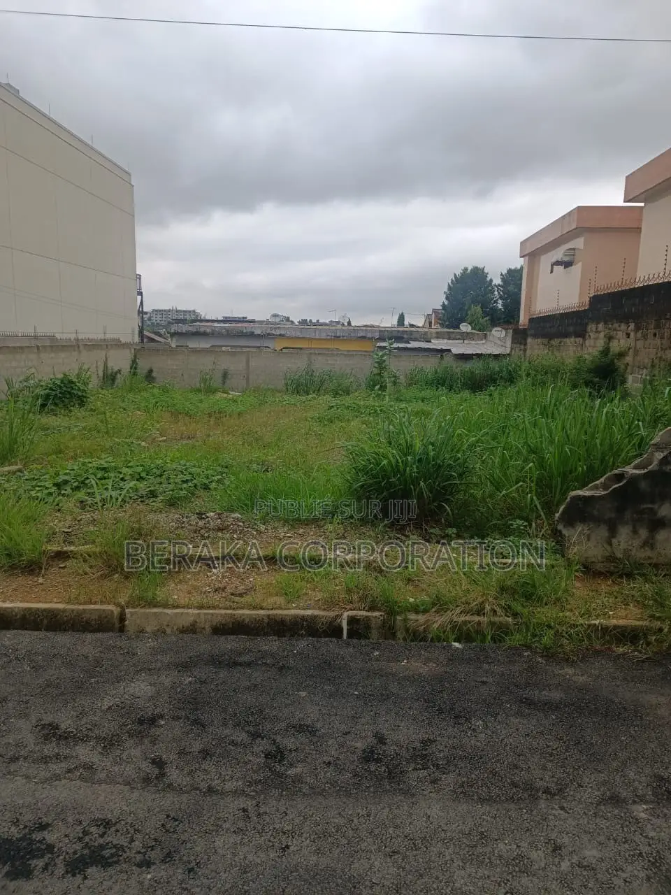 Cadeau À Bonoumin Dans Une Cité Propre Et Sécurisée De 822m2
