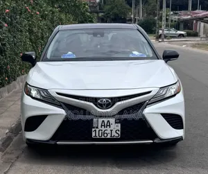 Toyota Camry XSE (2.5L 4cyl 8A) 2019 Blanc cassé