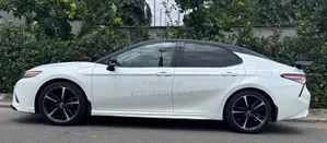 Toyota Camry XSE (2.5L 4cyl 8A) 2019 Blanc cassé