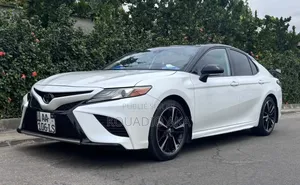 Toyota Camry XSE (2.5L 4cyl 8A) 2019 Blanc cassé