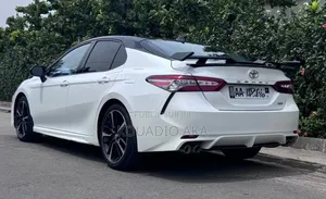 Toyota Camry XSE (2.5L 4cyl 8A) 2019 Blanc cassé