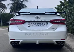 Toyota Camry XSE (2.5L 4cyl 8A) 2019 Blanc cassé