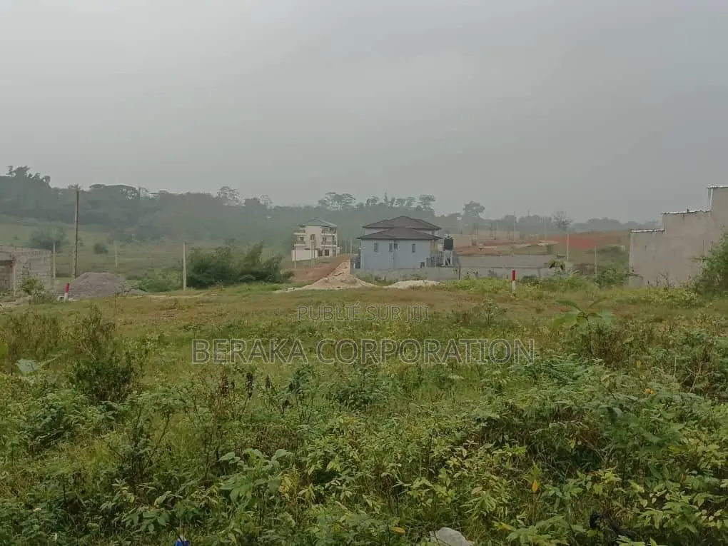  TERRAIN À VENDRE – AYAMAN THOMASSET  Sur La Voie D’Azaguié  Super
