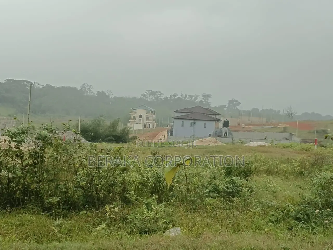  TERRAIN À VENDRE – AYAMAN THOMASSET  Sur La Voie D’Azaguié  Super
