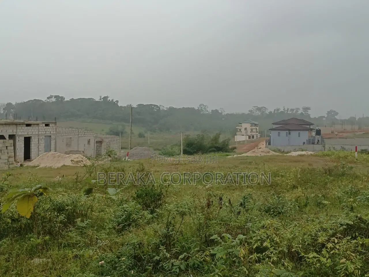  TERRAIN À VENDRE – AYAMAN THOMASSET  Sur La Voie D’Azaguié  Super