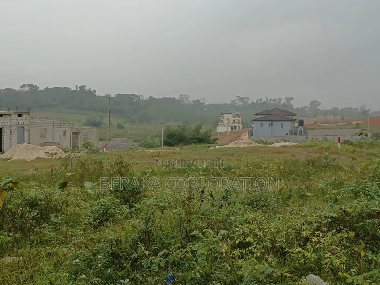  TERRAIN À VENDRE – AYAMAN THOMASSET  Sur La Voie D’Azaguié  Super