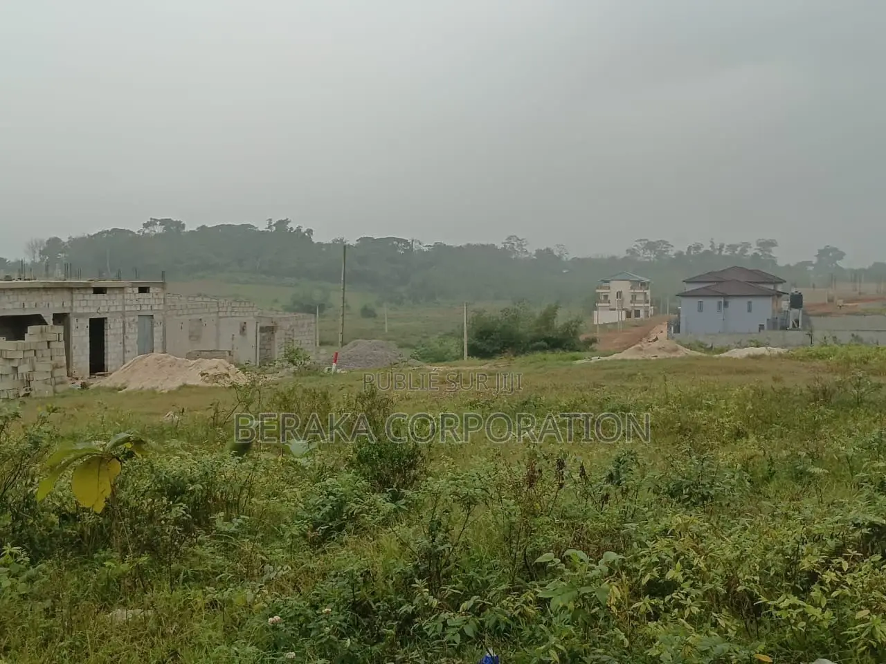  TERRAIN À VENDRE – AYAMAN THOMASSET  Sur La Voie D’Azaguié  Super