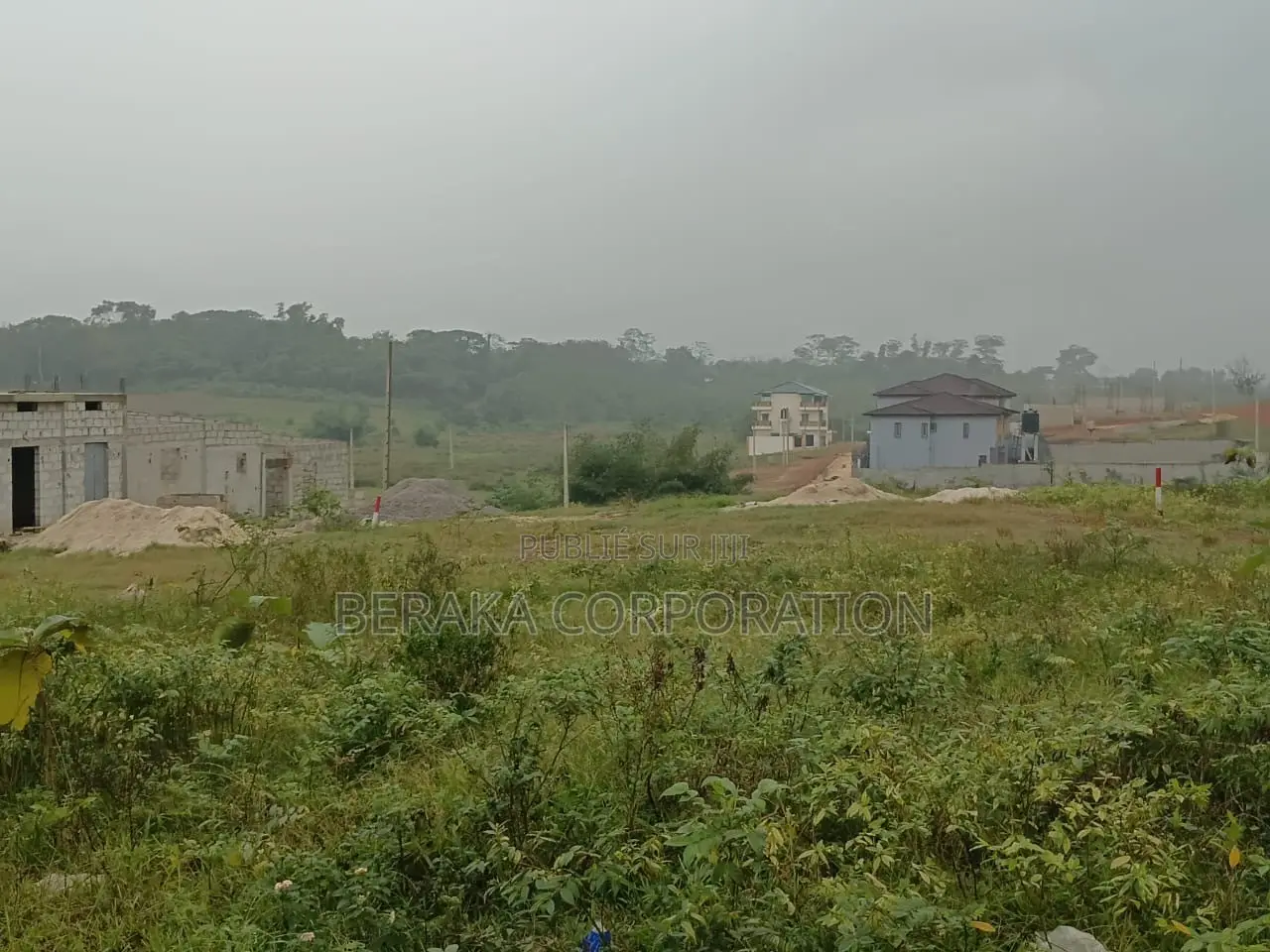  TERRAIN À VENDRE – AYAMAN THOMASSET  Sur La Voie D’Azaguié  Super