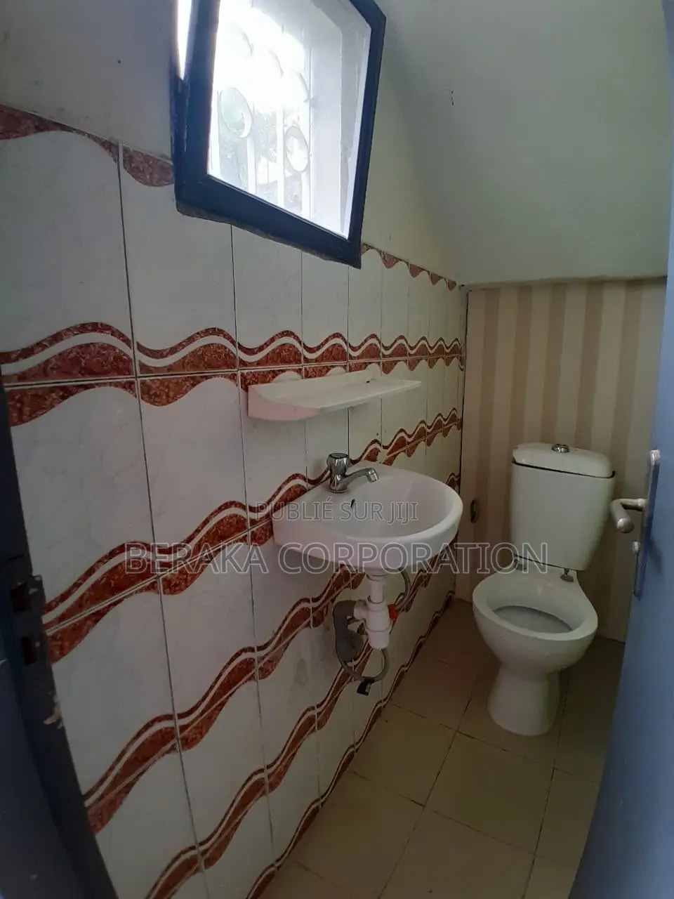 4chbre Duplex dans Beraka Corporation, Cocody à Louer