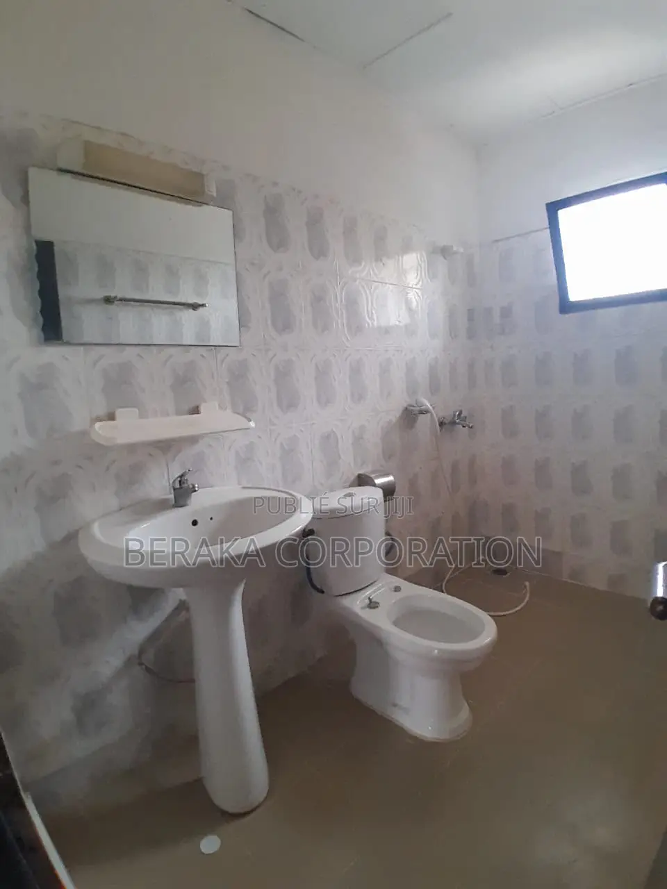 4chbre Duplex dans Beraka Corporation, Cocody à Louer
