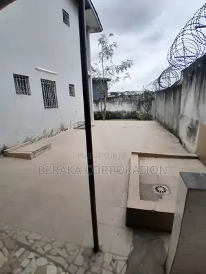 4chbre Duplex dans Beraka Corporation, Cocody à Louer
