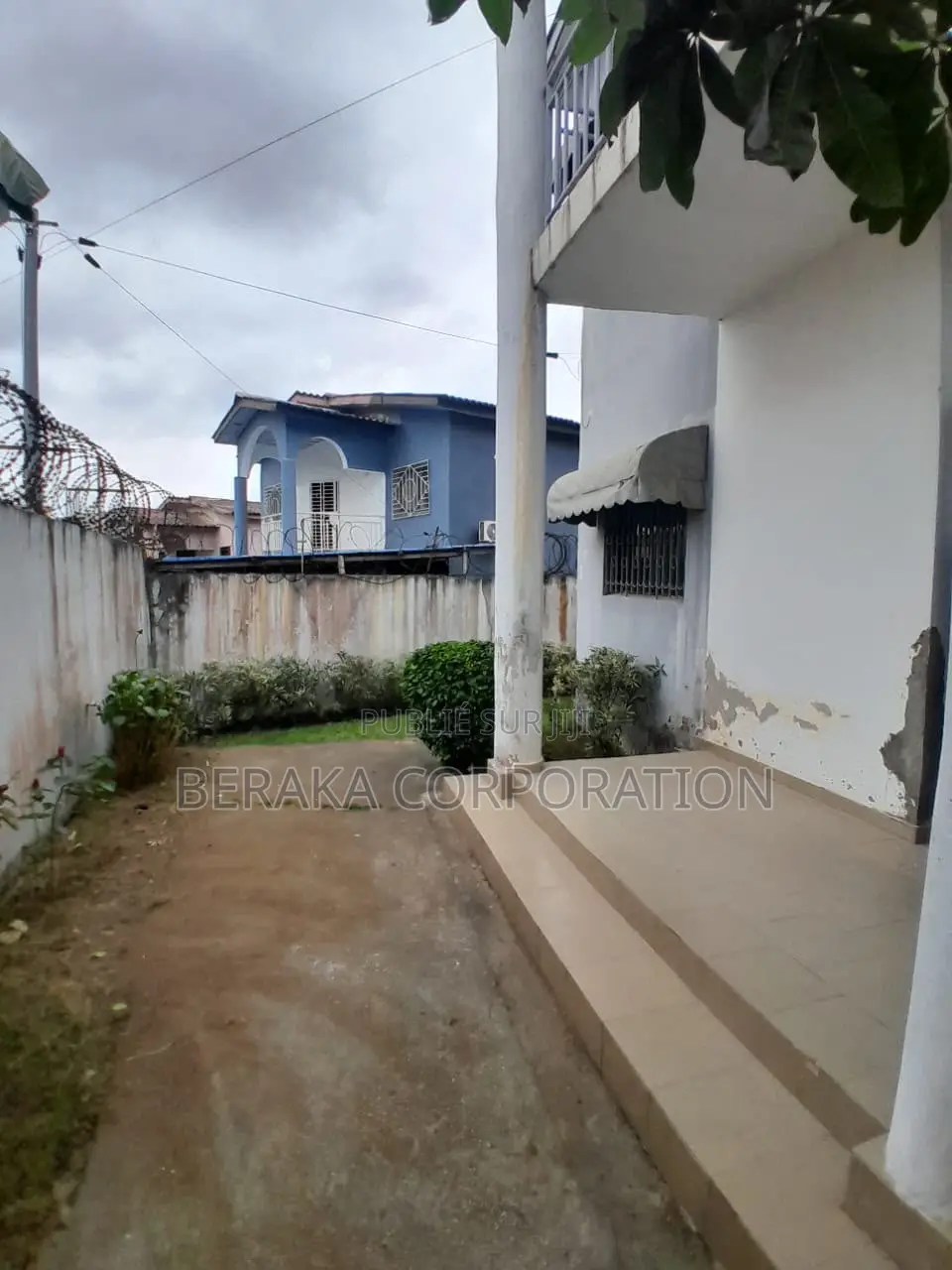 4chbre Duplex dans Beraka Corporation, Cocody à Louer