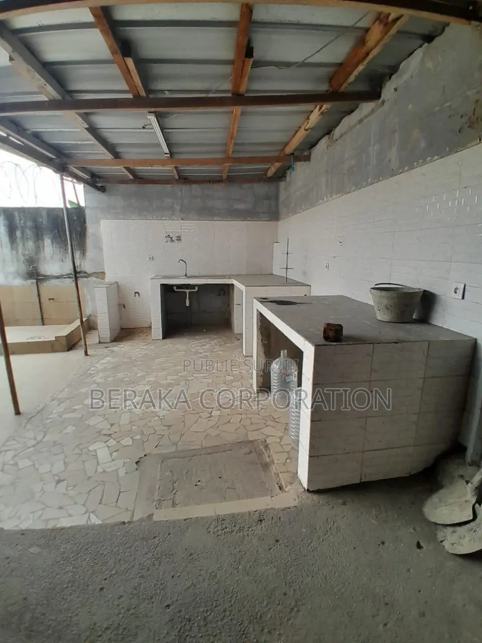 4chbre Duplex dans Beraka Corporation, Cocody à Louer