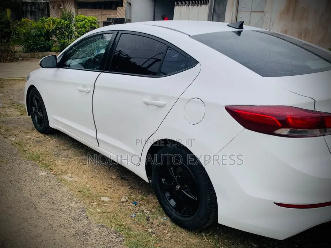 Hyundai Avante 2018 Blanc