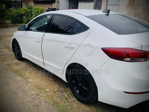 Hyundai Avante 2018 Blanc
