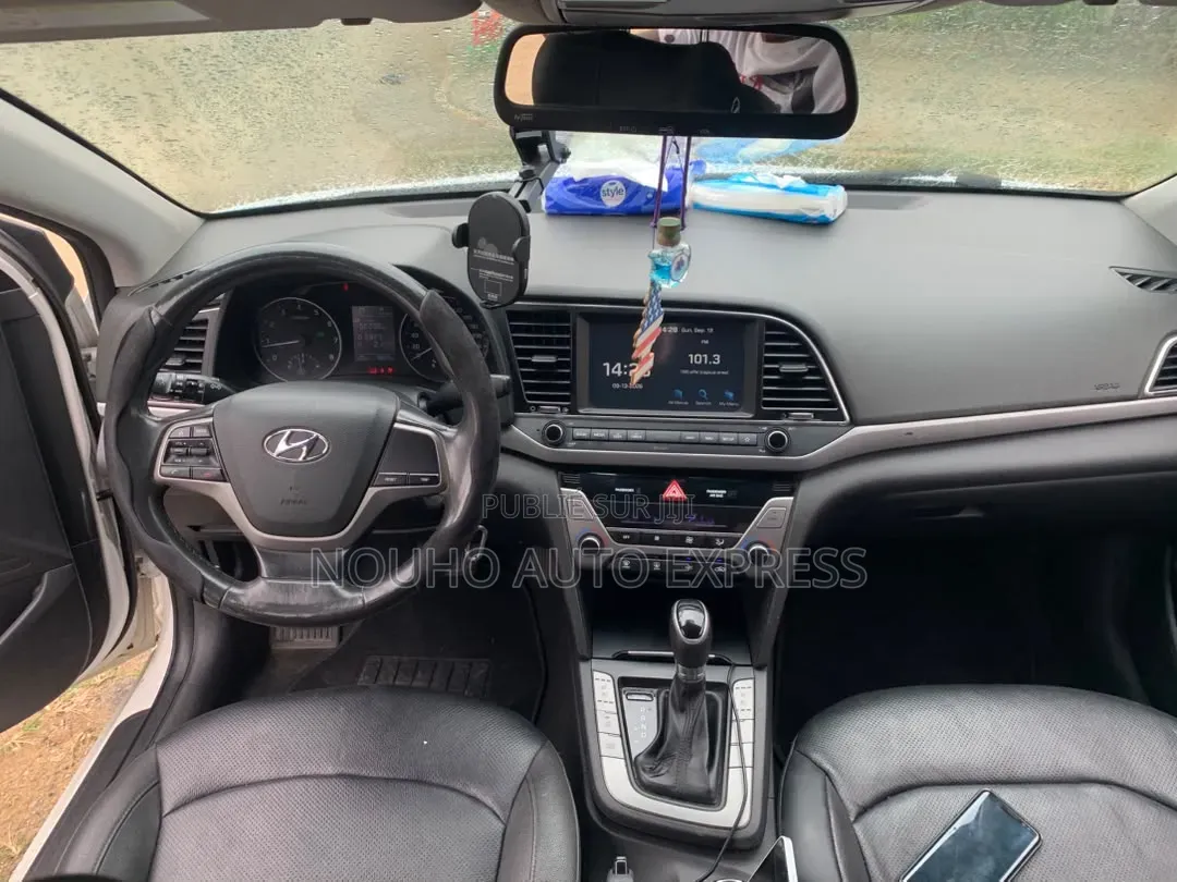 Hyundai Avante 2018 Blanc