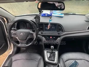 Hyundai Avante 2018 Blanc
