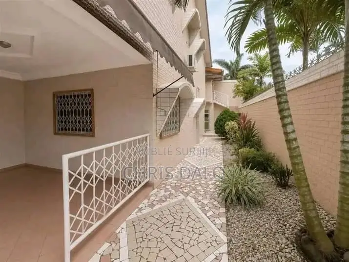 3chbre Duplex dans Achy, Cocody à Louer
