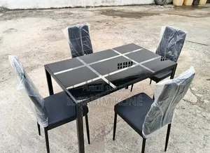 Des Tables À Manger Vitrée Disponible