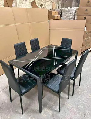 Des Tables À Manger Vitrée Disponible