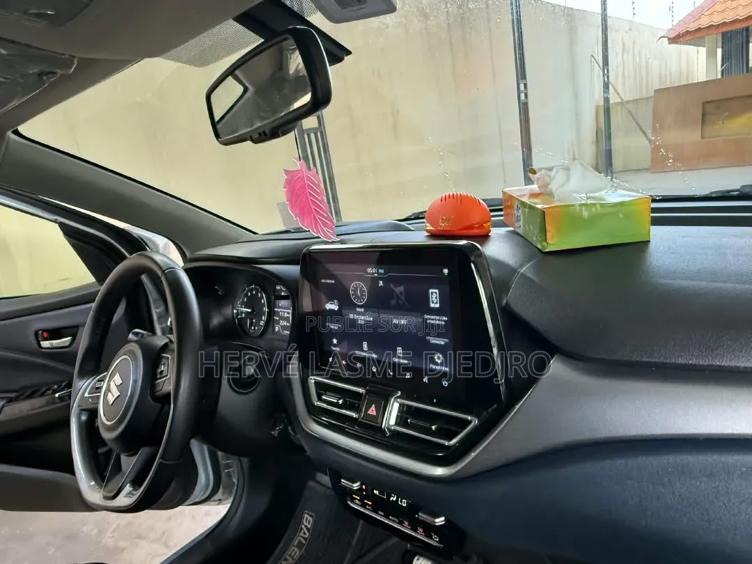 Suzuki Baleno 2024 Gris
