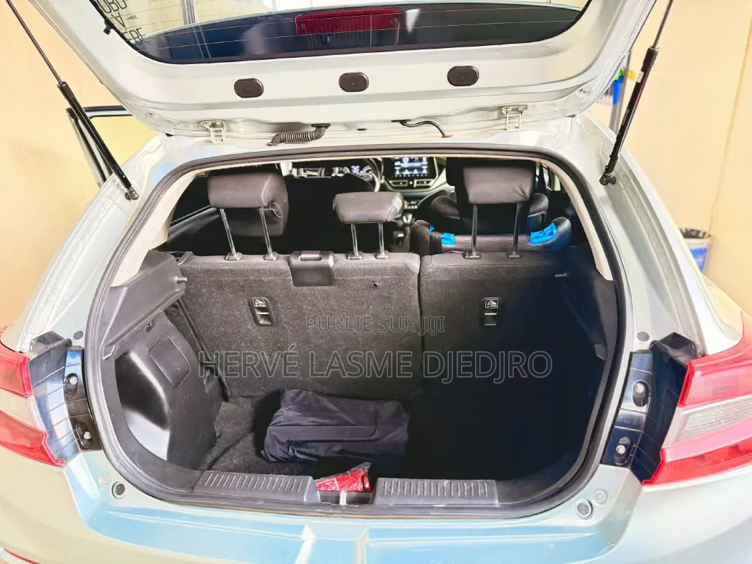 Suzuki Baleno 2024 Gris