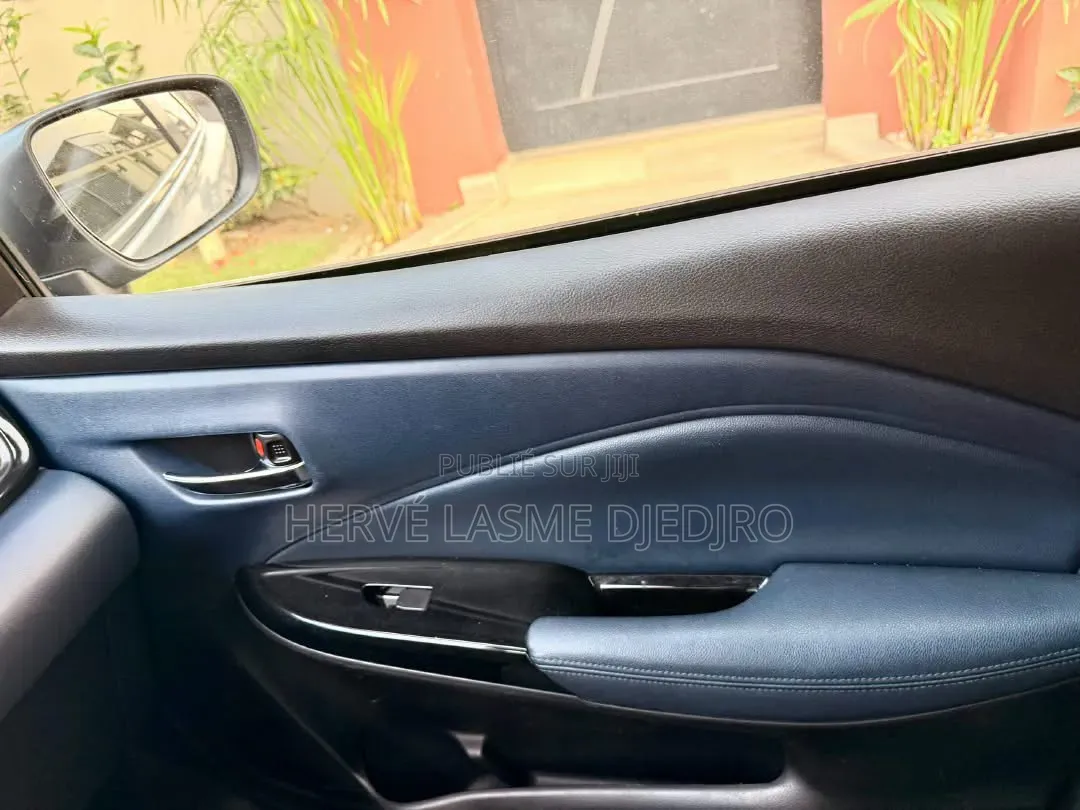 Suzuki Baleno 2024 Gris