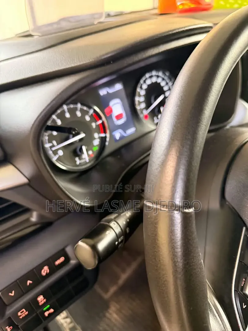 Suzuki Baleno 2024 Gris