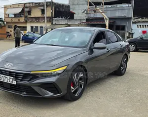 Hyundai Elantra Limited 2026 Gris