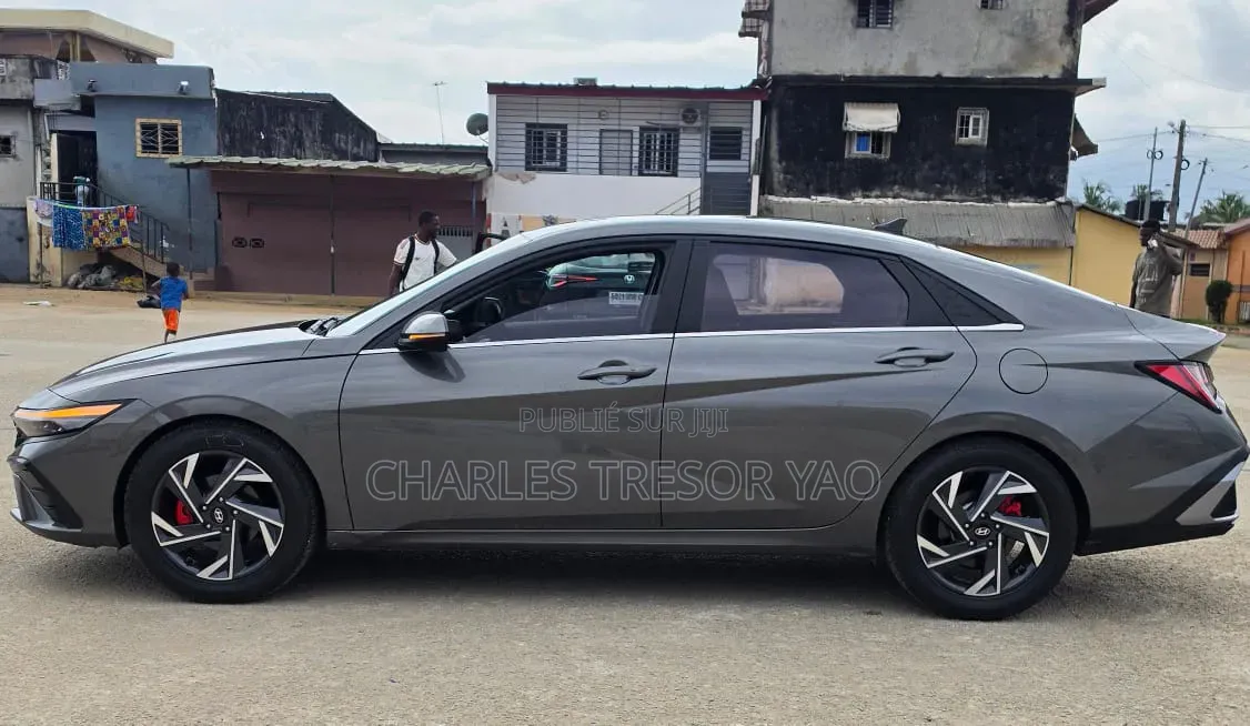Hyundai Elantra Limited 2026 Gris