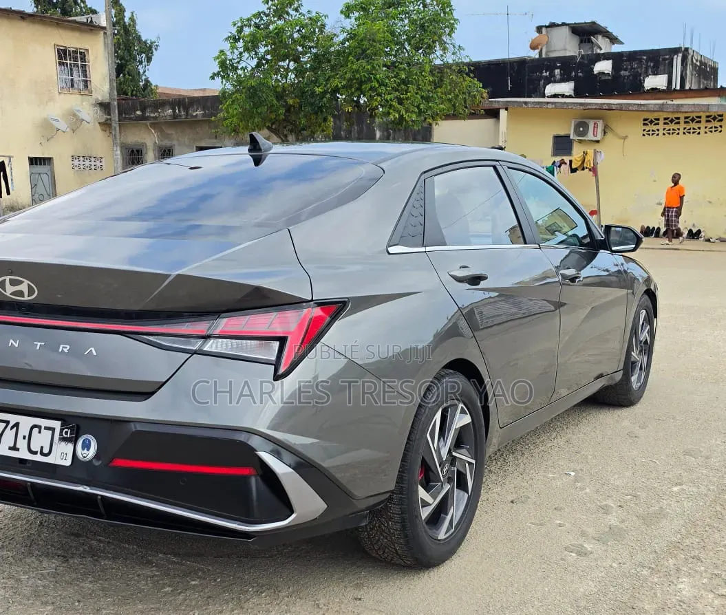 Hyundai Elantra Limited 2026 Gris