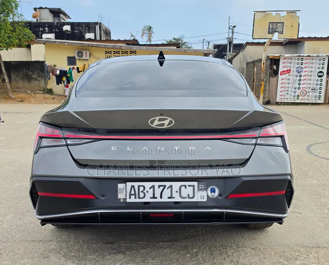 Hyundai Elantra Limited 2026 Gris