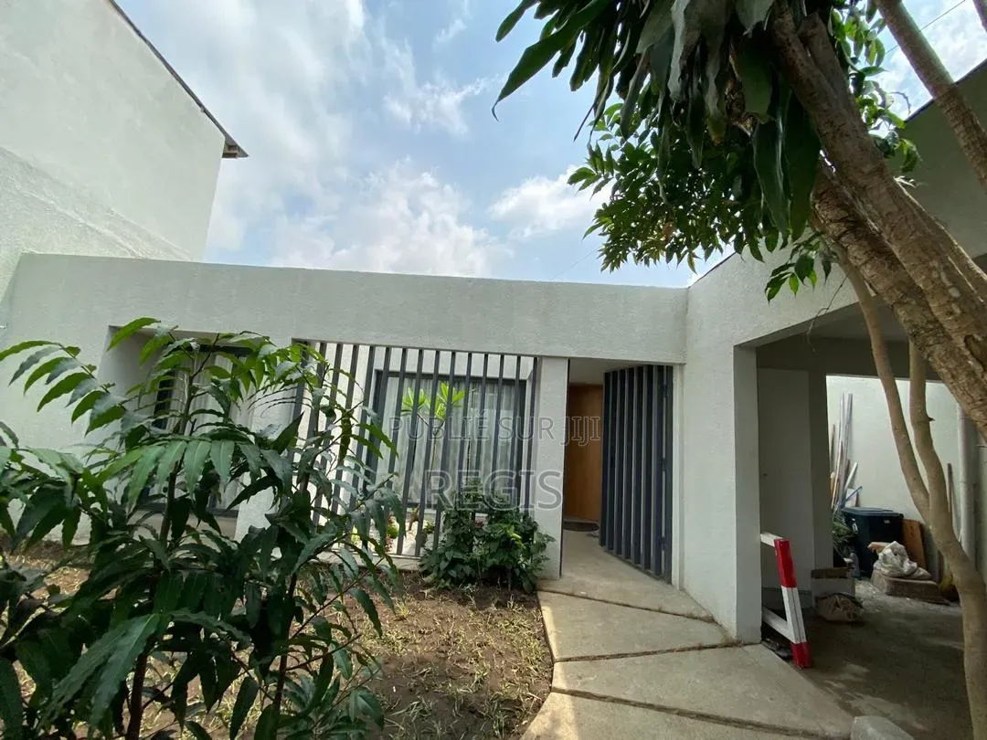 3chbre Villa dans Regis, Cocody à Louer