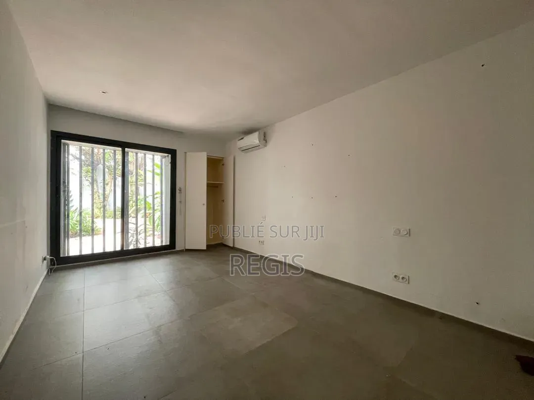 3chbre Villa dans Regis, Cocody à Louer